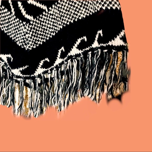 Knit Winter Poncho Shawl 🖤 - Picture 7 of 7